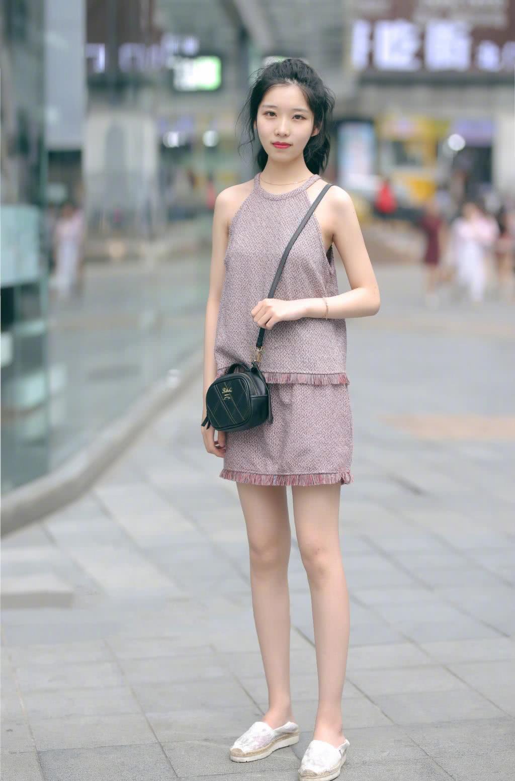 街拍:图1连衣裙美女,图3紧身裤美女,图7美女清纯可人