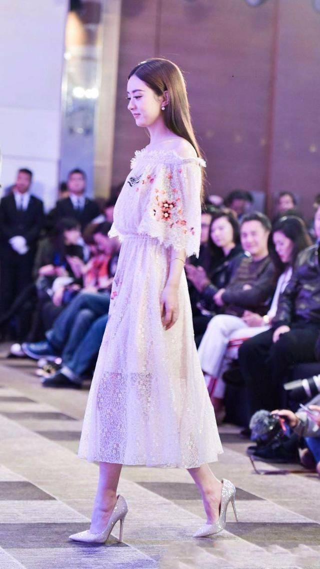 赵丽颖好好疼自己，穿舒适平底鞋，不再穿大码的高跟鞋了！