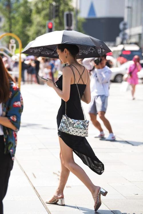 上海街拍：肤白貌美时尚感十足的姐姐 笑容非常的迷人