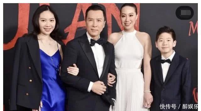  『手环』甄子丹一家四口全副武装现身返港，被戴追踪手环接受强制隔离