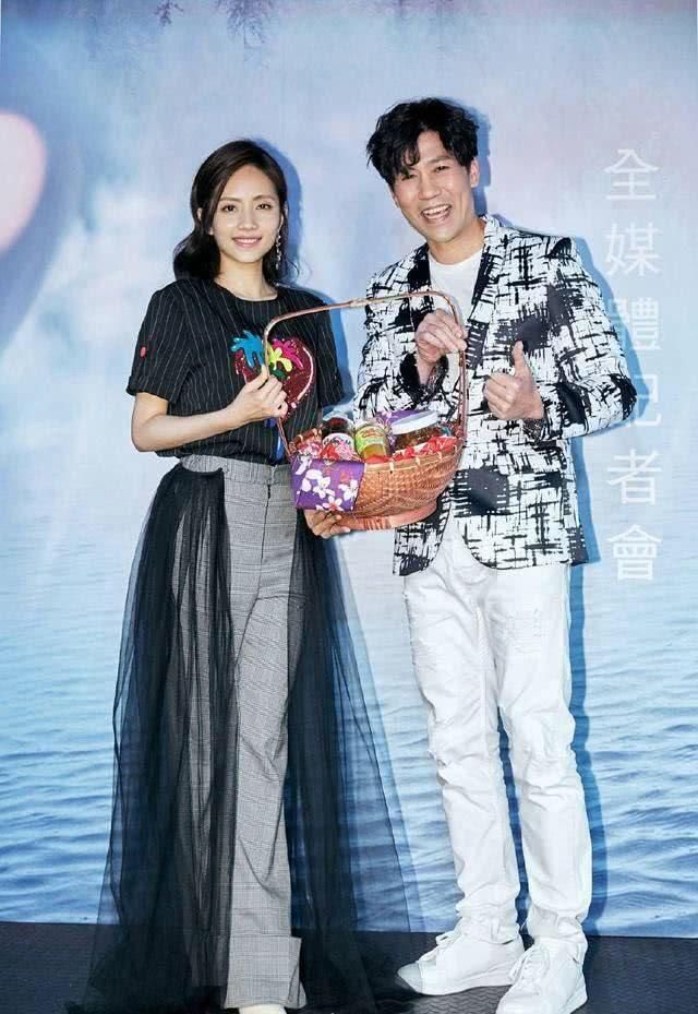 阔腿裤挂薄纱看不懂?秦岚刘惜君却抢着撞衫，网友:这是个性!