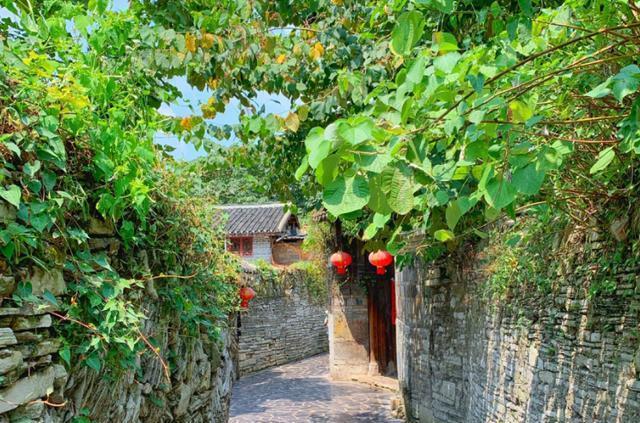 国内最适宜养老的省会,青山绿水景色宜人,现成著名旅游城市