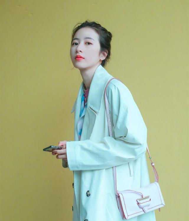 「女人」简约才高级,让优雅知性穿搭成就女人的气质美