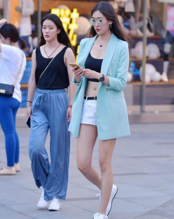 不凡|街拍:潮范十足的美女,短装外搭浅色的西装,彰显不凡的气质感