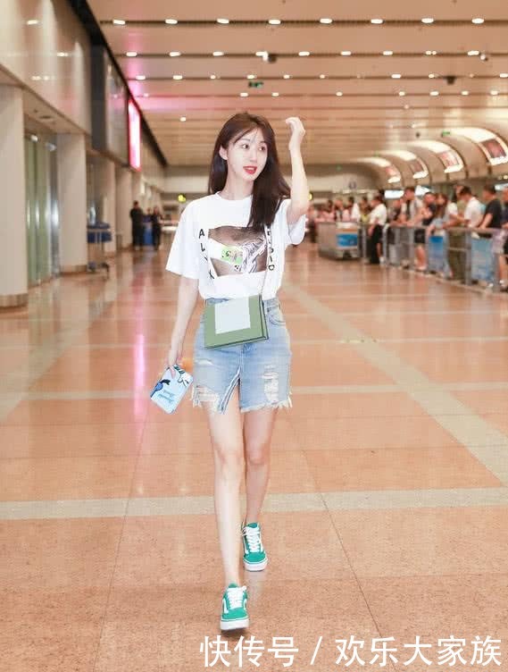 李菲儿穿超短裙现身机场，大长腿秒杀baby，黄晓明看了作何感想？