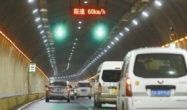  #重点#高速限速从120突降到90，车主：来不及减速，交通部：正重