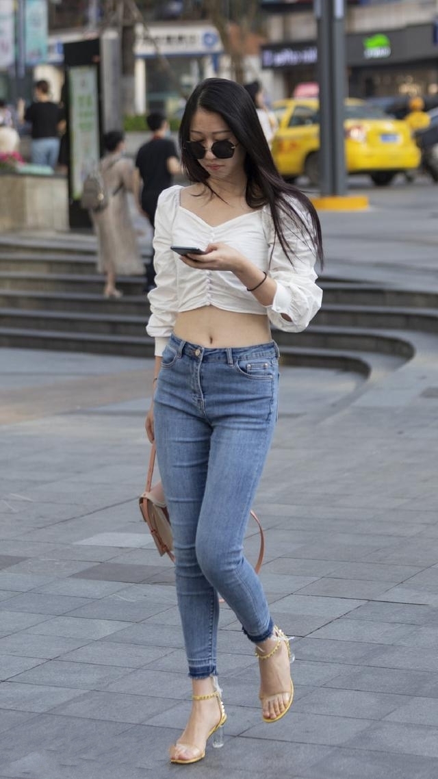 体现:路人街拍,靓女选择短裙把她的双腿曲线体现出来,看着很养眼
