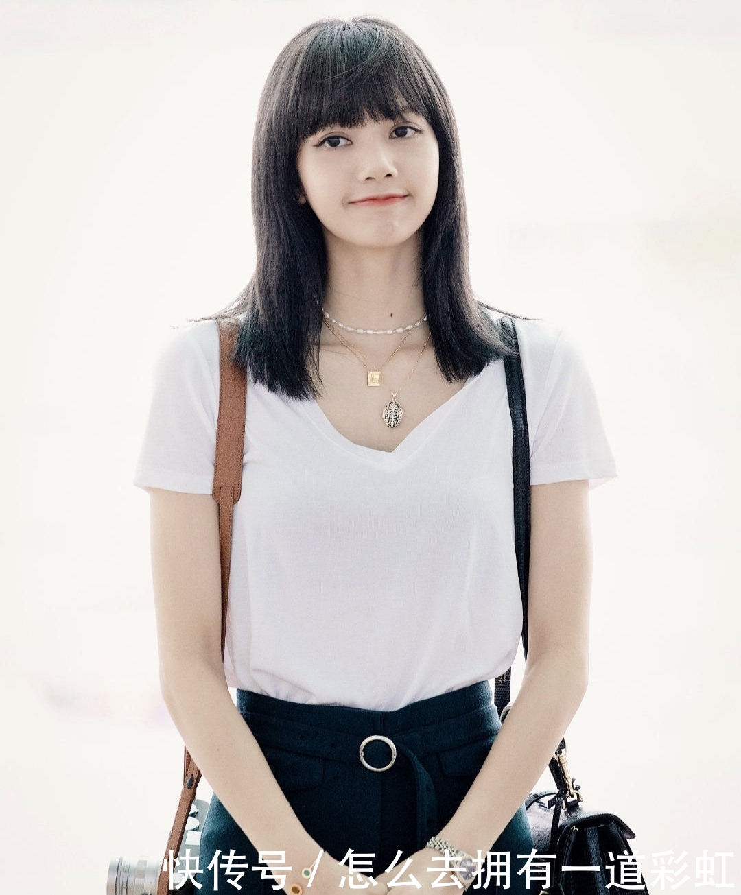 『精致』清纯系穿搭的Lisa依旧很美,v领T恤搭配黑色休闲裤,精致就像洋娃娃