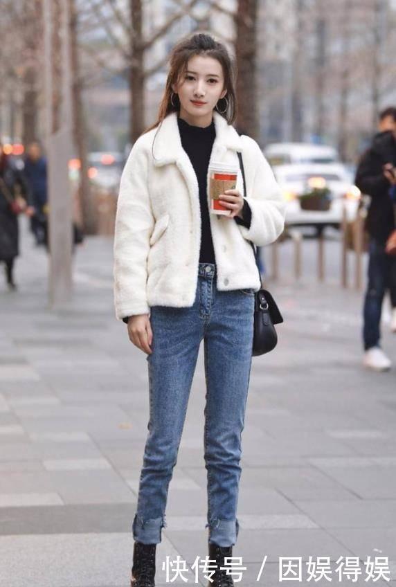 『美女』街拍美女牛仔热裤搭配休闲上衣,简约利落,穿出时尚达人的气质