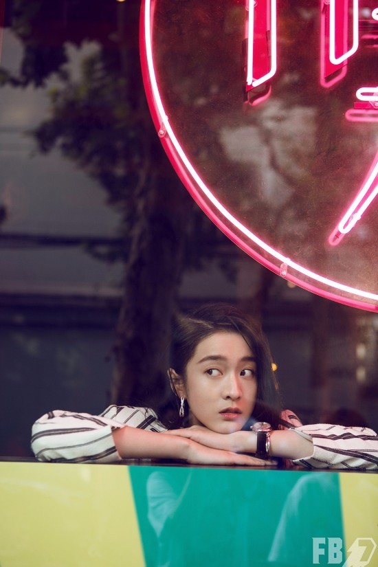 张雪迎时尚大片新鲜出炉 随性演绎城市精灵