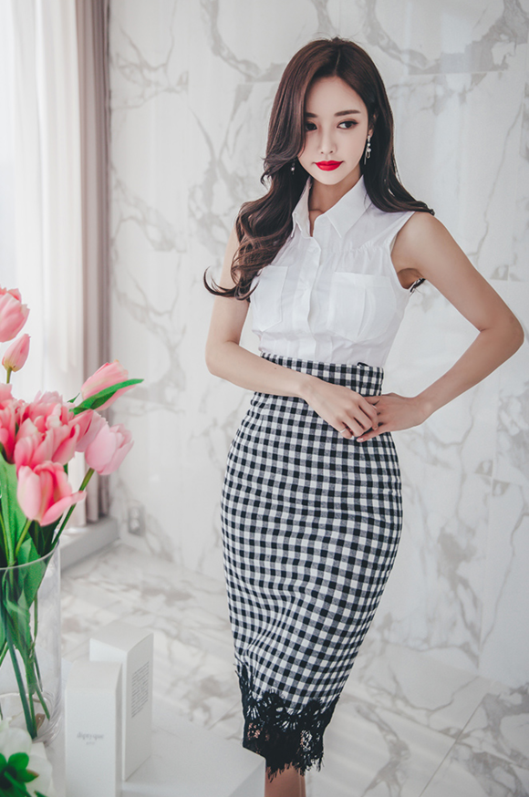 女神孙允珠，鲜郁花蕾釉彩净白职场蕾丝裙