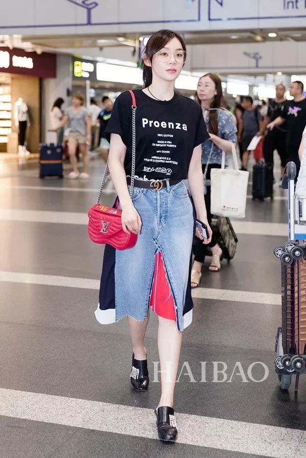 瘦回巅峰的赵薇年轻10岁!白百何这脸是怎么了?【海报街拍】