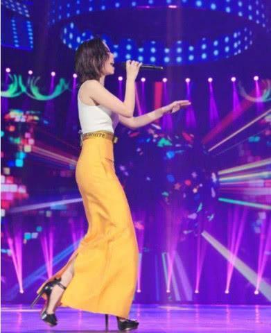 邓紫棋扔掉往日的“皮裤”，裙子开叉那么高能不能遮住？网友注意