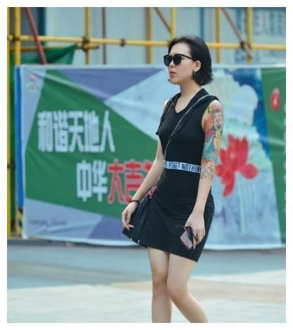 街拍:图三穿连体短裤,“奶白”的美腿,令人“心扉荡漾”!