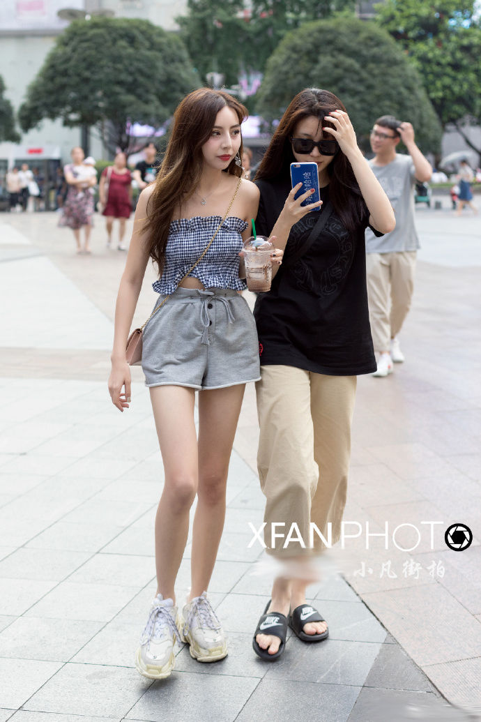 街拍重庆:就算是美若天仙，也需要时尚的穿搭，让你更美，更酷!