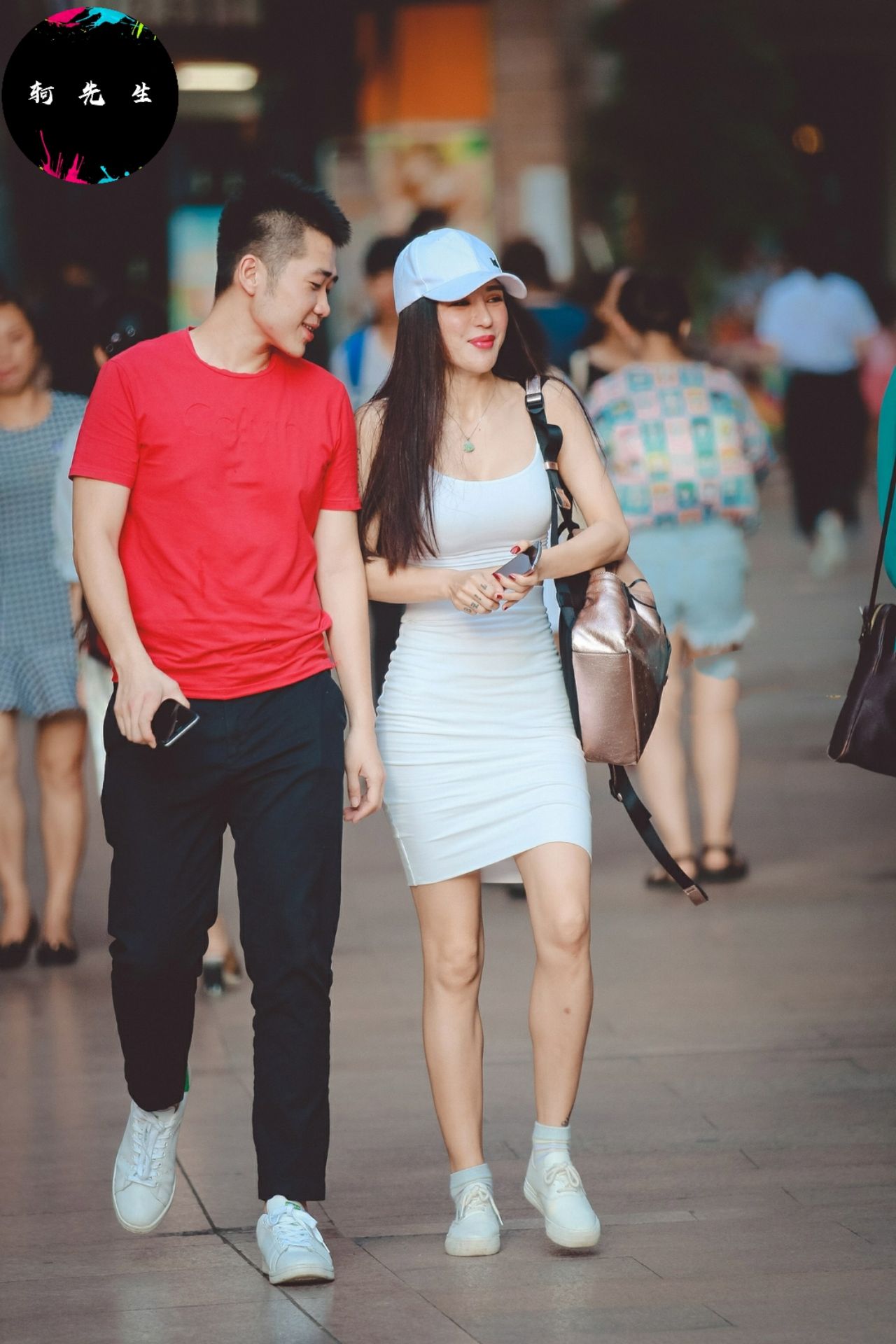 街拍“最后一位是我见过最美的女生，可是她刚从夜店出来”