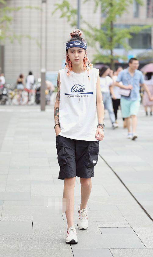 街拍：美女穿裹胸上街，裸露小蛮腰，大叔五米开外还在回头看