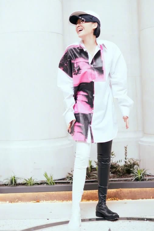 许晴为赶时髦也是拼了，把长靴当裤子穿，这颜色更为惊奇!