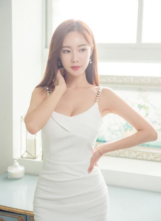 世间最美丽的莫过于这美人穿美衣的场景, 吊带儿连衣裙。