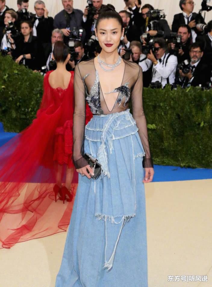 刘雯穿“胶带”鞋复古又高级，脚后跟挤出来了，穿得再美也尴尬!