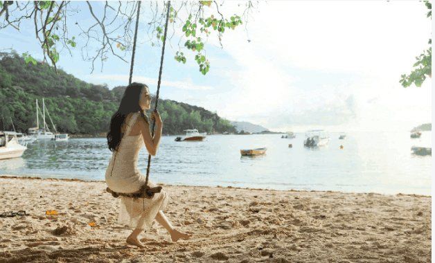 迪丽热巴身穿白色镂空连衣裙撞衫唐嫣, 迪丽热巴灵动, 唐嫣气质