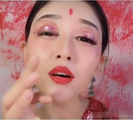 原来好看的脸都是画出来的，泰国人妖也不例外！全是假的！