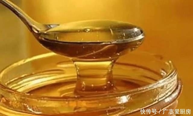  梦里弥漫着：用蜂蜜洗脸效果太好了，教你3个小妙招，皮肤光洁细嫩，减少皱纹！