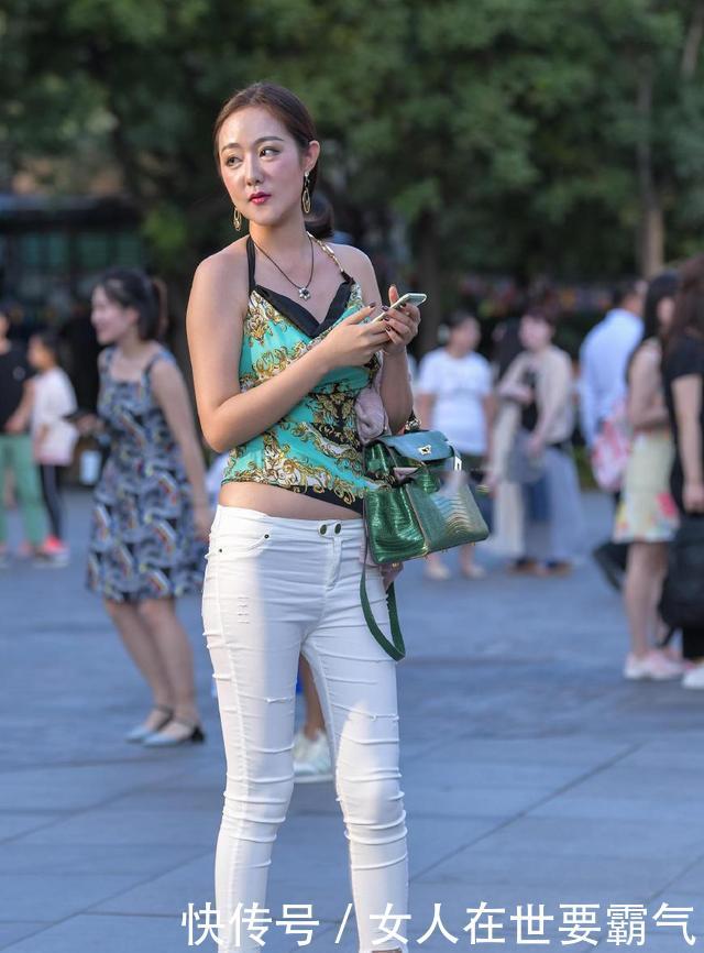「 美女」紧身裤秀出完美身形!,美女吊带装出街略显粉彩