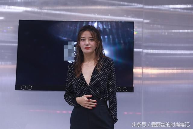 赵薇将衬衫衣领拉到肚脐眼，不料秀出一片排骨，网友：不如不露