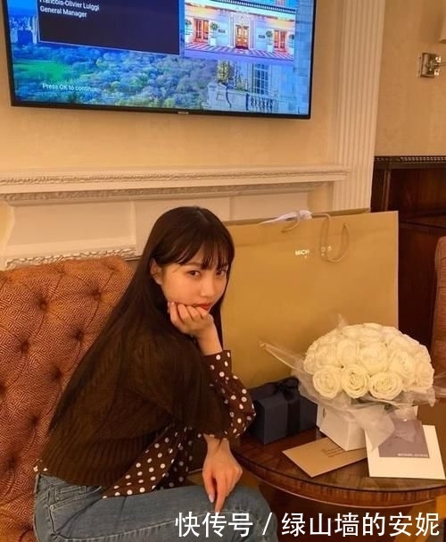  【增加】JOY时尚周穿搭日常，格纹西服套裙搭高领毛衣出镜，减龄温柔