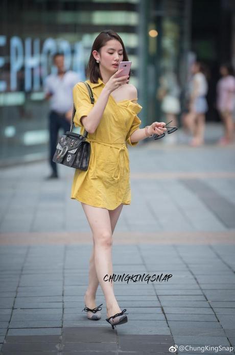 街拍：三里屯网红墙前行走的短发小姐姐，笑起来真甜呐