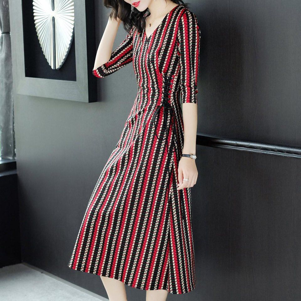 太美了吧!51岁婆婆，中秋穿上新款秋裙，惊艳众人，比我还美嫩