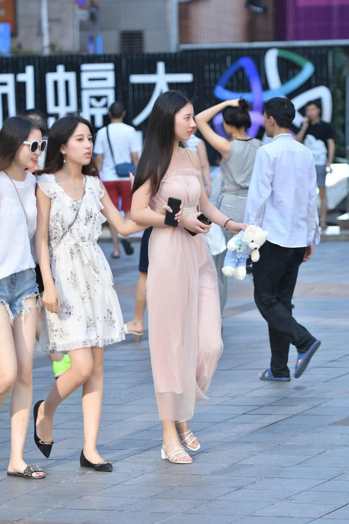 气质小姐姐穿粉色连体衣裹出曼妙身姿,优雅甜美很吸睛