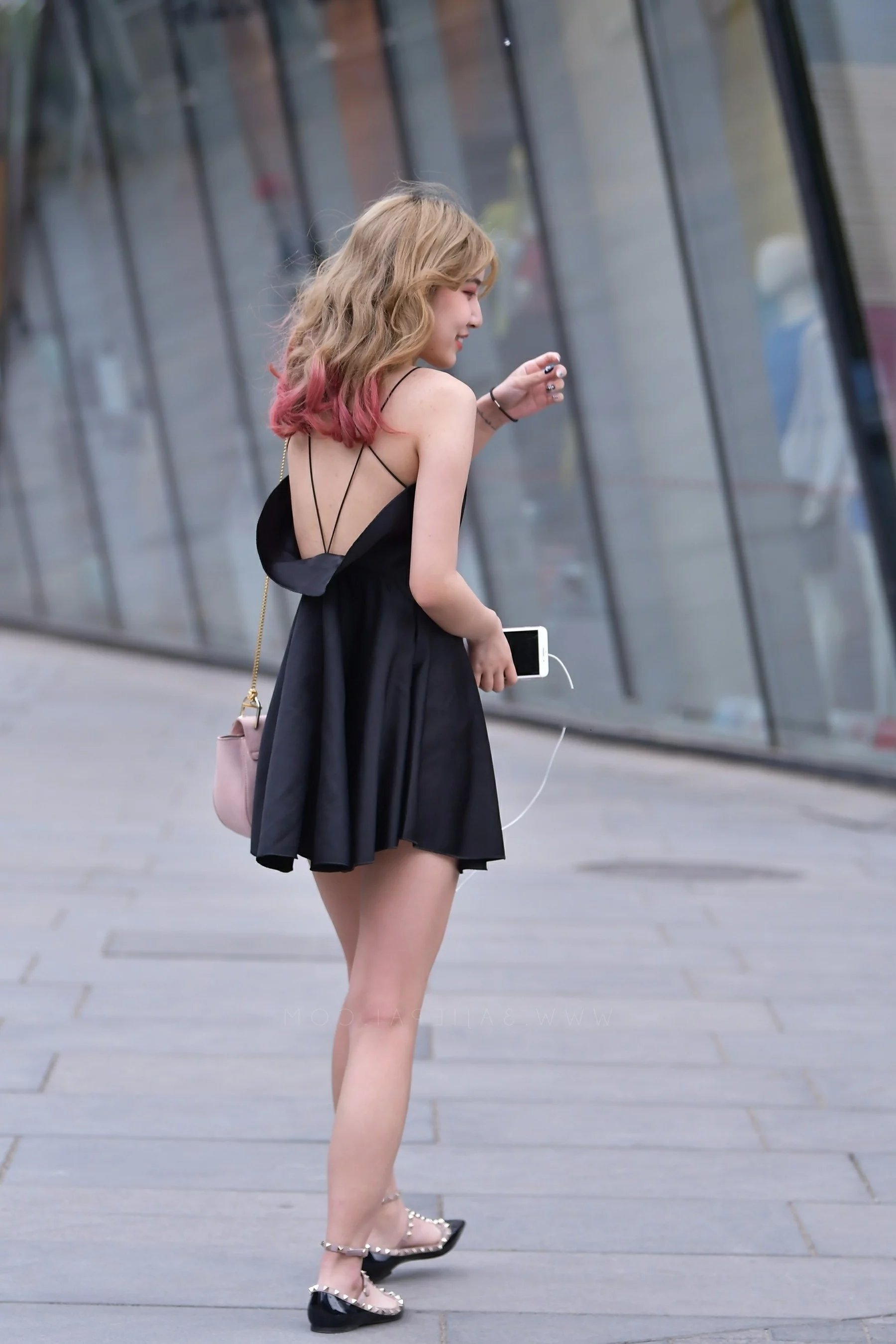 街拍：气质小姐姐吊带连衣裙大秀美背香肩，回眸一笑很俏皮