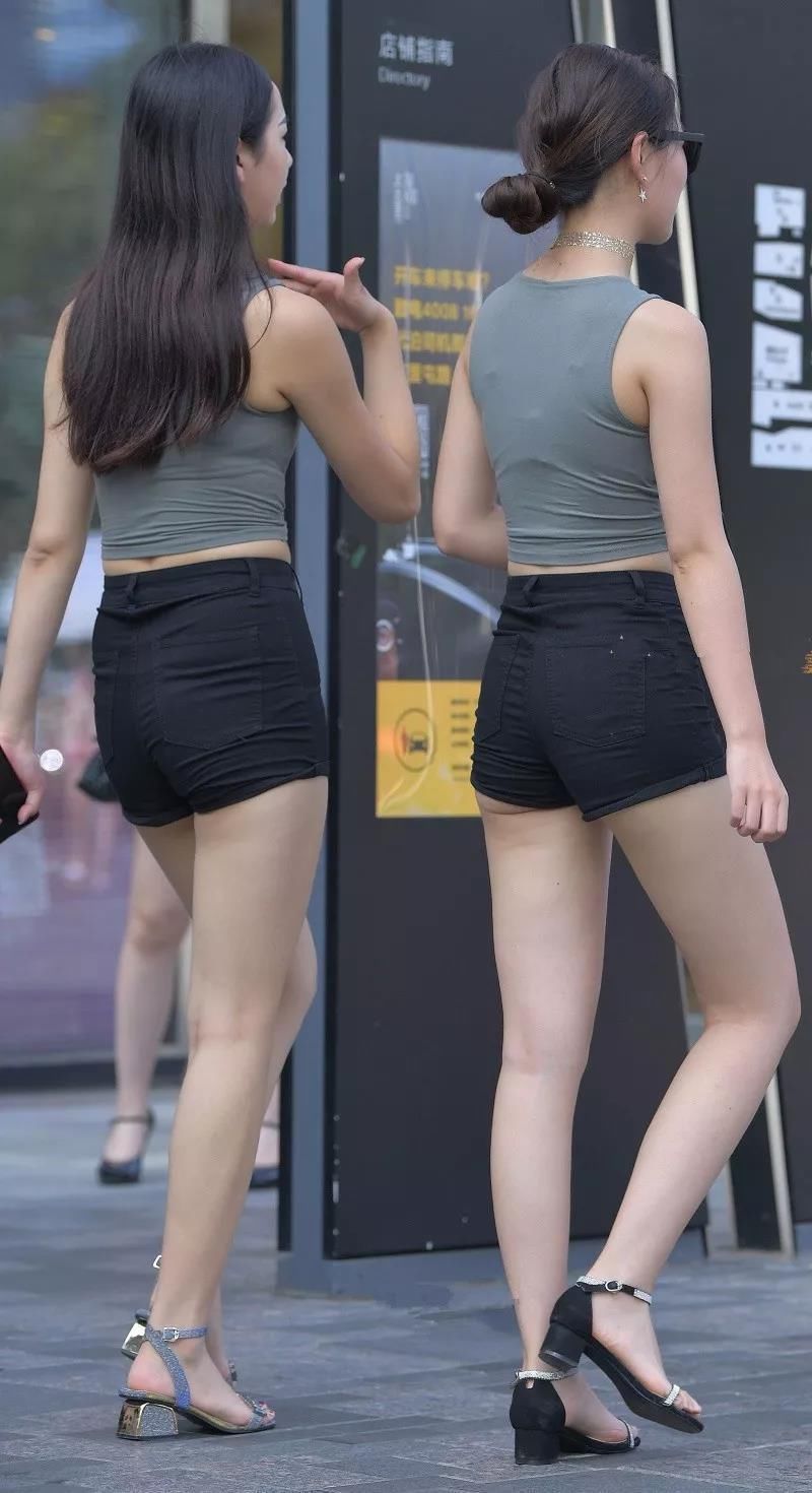 街拍：高挑热裤姐妹花，要不要二选一！
