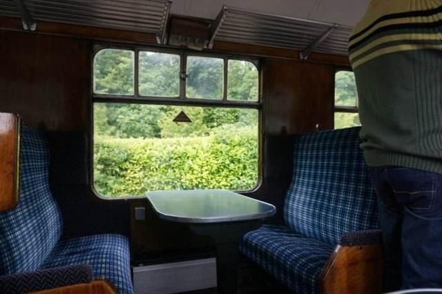 火车上的快餐少有人买，一节车厢就卖几份，那为何乘务员还在卖？