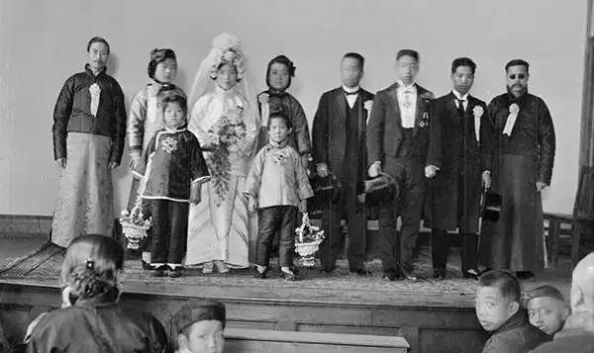  「发现」美国人在鞋盒里发现了6000张中国老照片