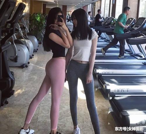 时尚街拍:身材苗条还穿紧身打底裤,太迷人了!