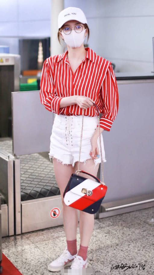 江疏影只是穿了条牛仔短裤，撩力十足迷翻人，“腿精”不是白叫的