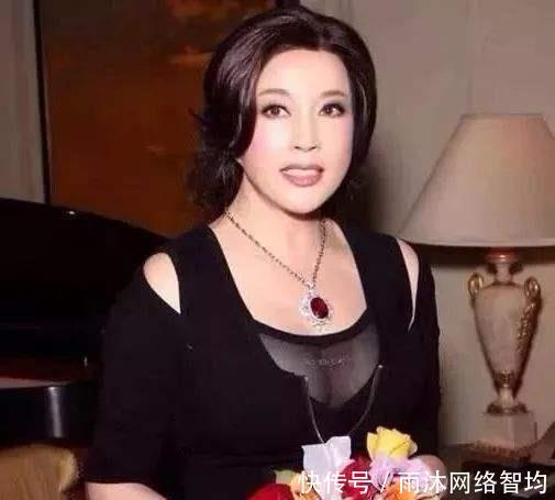  【健身房】刘晓庆近照曝光，健身房练出黄金比例，65岁活得像三十出头一样