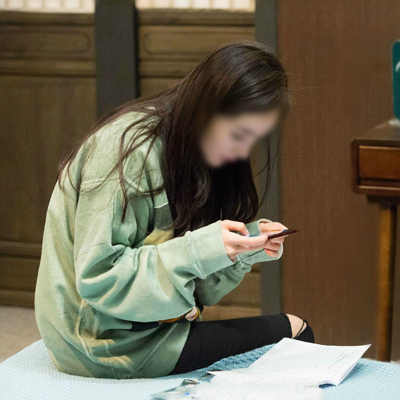 有一种流行叫“卫衣+牛仔裤”，少女感十足，7080后可别错过