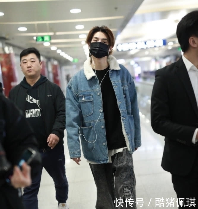  #气质变得更#黄明昊帅气走机场，羊羔绒搭配老爹裤时尚简单，中分发型成熟干练