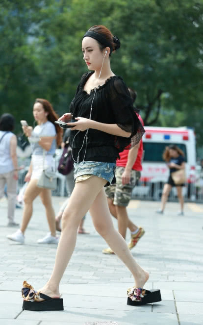 气质小姐姐超短裙搭配短袖T恤,一双逆天大长腿,路人都看呆了