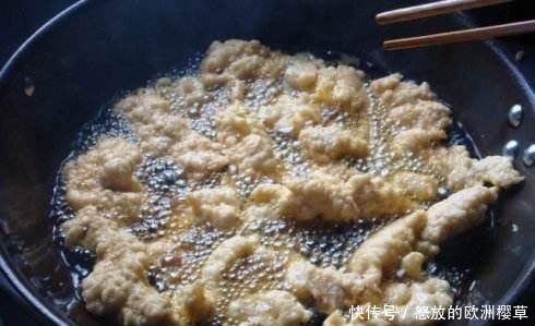 「面糊」炸酥肉时,调面糊别只会加水!多加一点它,酥肉又香又脆,酥掉渣