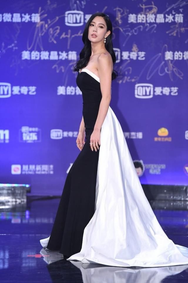  「无敌」克拉拉“尤物身材”好惊艳，穿黑白拼接色抹胸连衣裙，凹凸感无敌