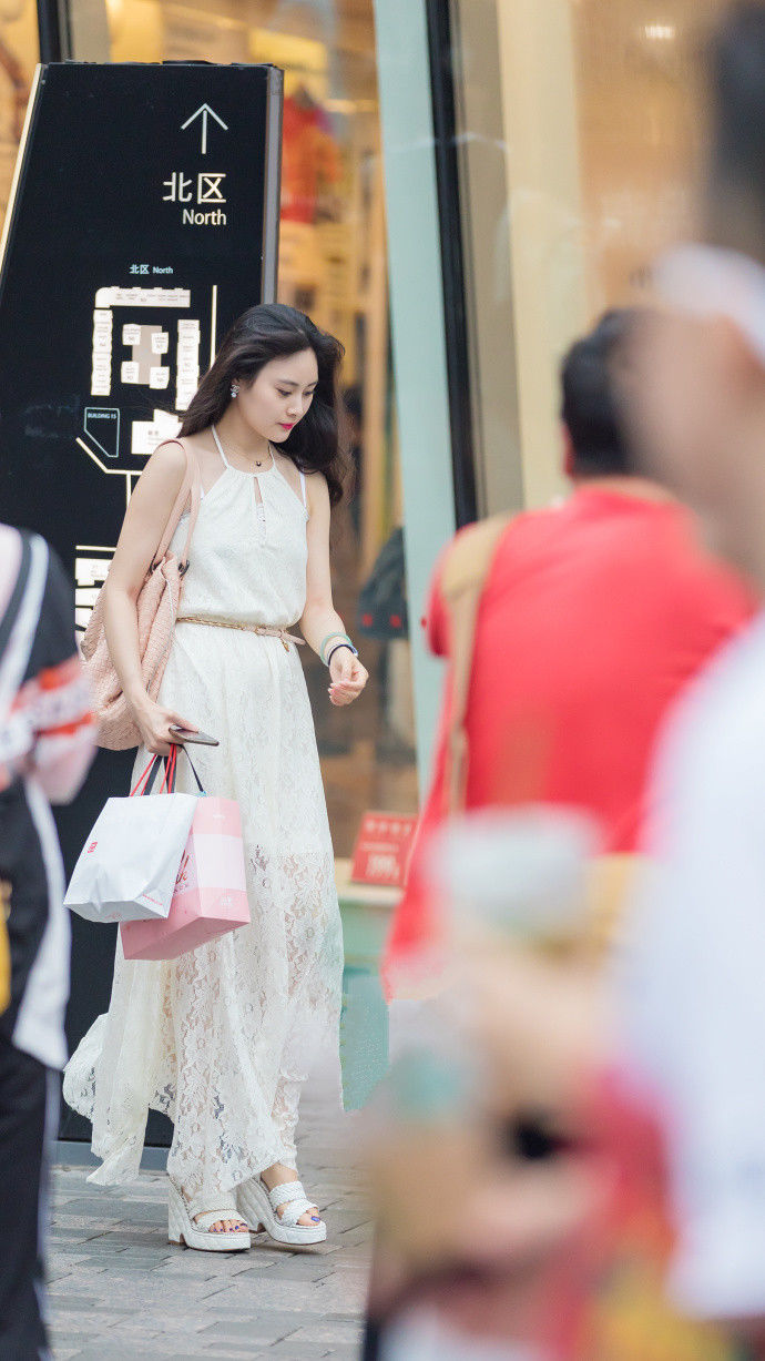 北京街拍，高颜值的成熟女人都爱这么搭，满满的女人味!