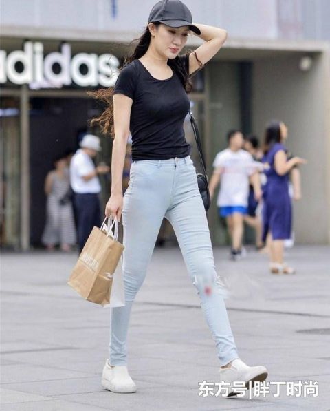 线条:身材线条优美动人!,街拍:富有气质的热裤小姐姐