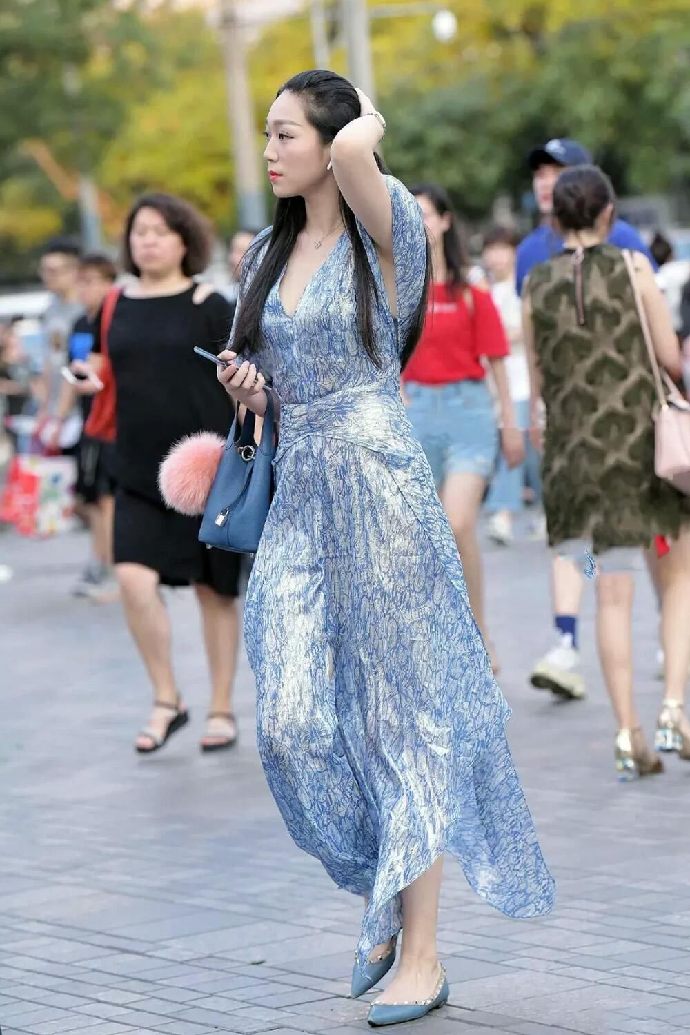 街拍路人，大都市穿搭时尚的女性，总有一股傲人自信的气息