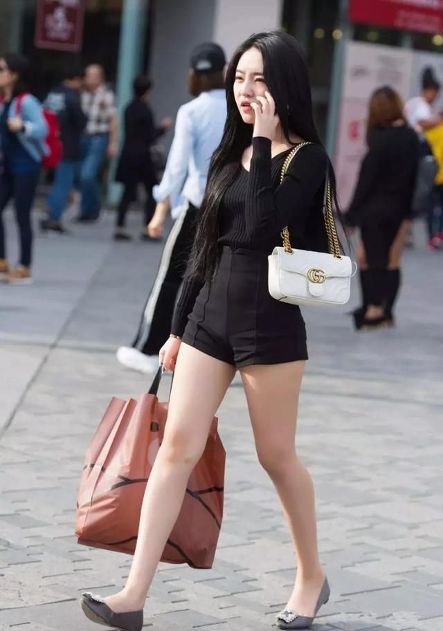 #气质#街拍:小姐姐搭配了一顶黑色的帽子,为她的整体气质加分不少