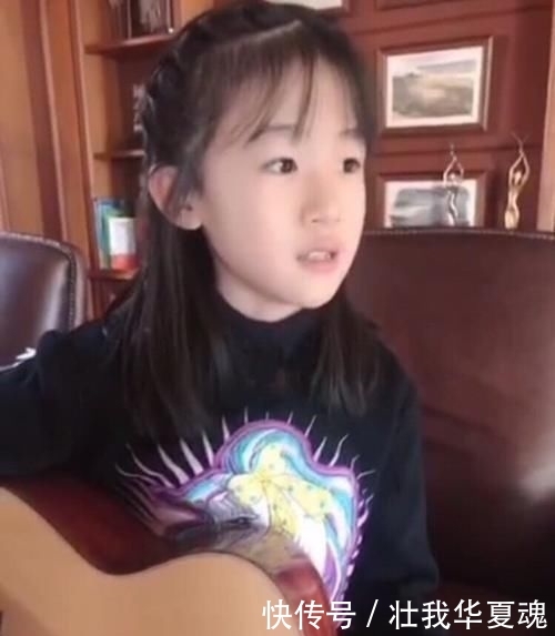 『蓝色』陆毅晒大女儿近照,11岁贝儿抱吉他自弹自唱,身高已到爸爸肩膀